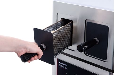 ステップ1 冷凍麺をトレーに入れる